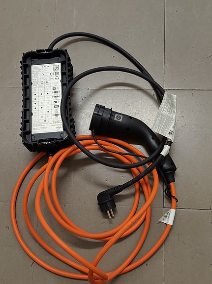 Plugg in hybrid kotilataus kaapeli