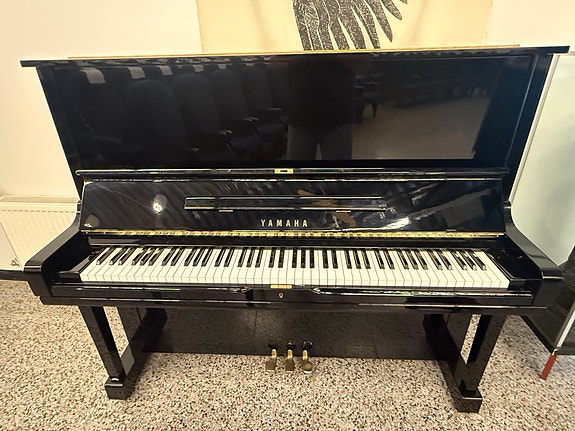 Yamaha U3 pystypiano kiiltävä musta