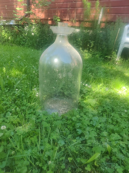 Iso vanha lasipullo
