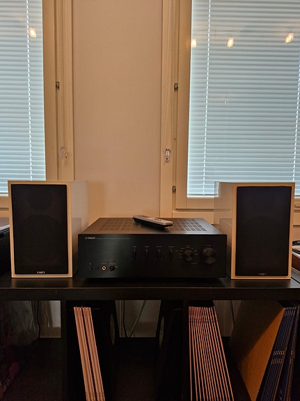 Yamaha-vahvistin ja AE-kaiuttimet
