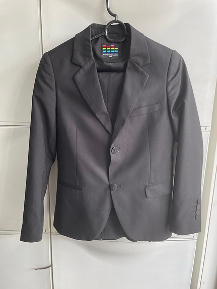 Poikien musta puku xxs (n. 140cm)