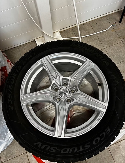 Ford/Volvo hienokuntoiset alut hyvillä nastarenkailla 235/60R18SUV