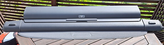 Volvo V50 vuosimalli 2006 tavaratilan suojarulla musta