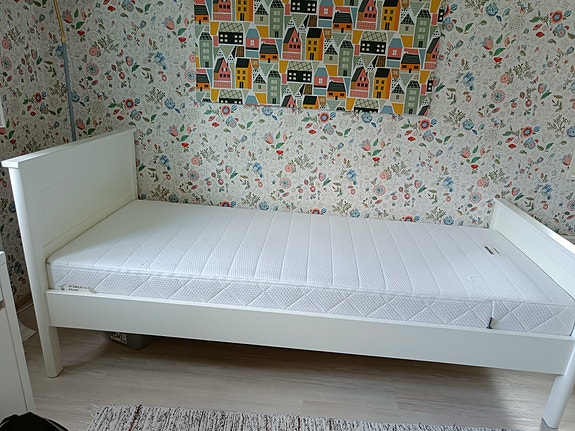 Valkoinen puinen sänky 80x200 cm