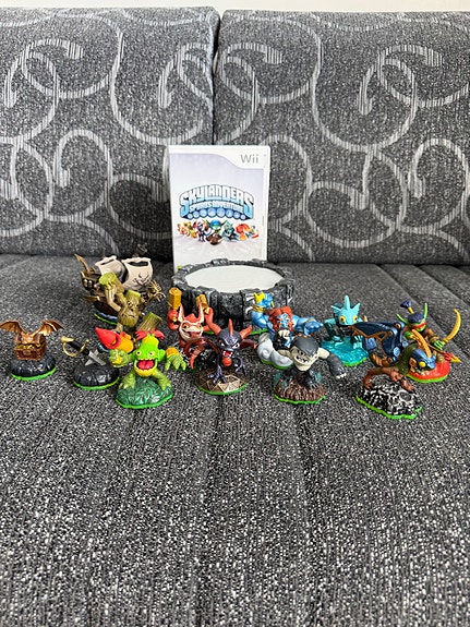 Nintendo Wii Skylanders Spyro's Adventure peli, hahmot ja portaali