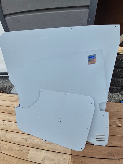 Annetaan pakettiauton tavaratilan puolivanerit