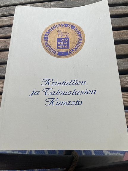 Riihimäen Lasi kristallien ja talouslasien kuvasto kirja