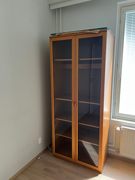 Vitriinikaappi lasiovilla