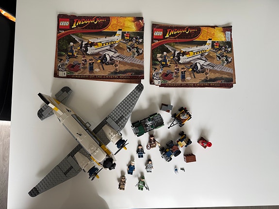 LEGO Indiana Jones lentokone ja minifiguurit