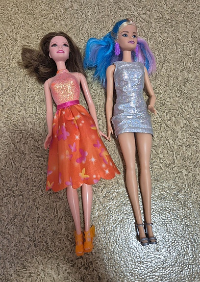 Barbie nuket mekkoasuilla