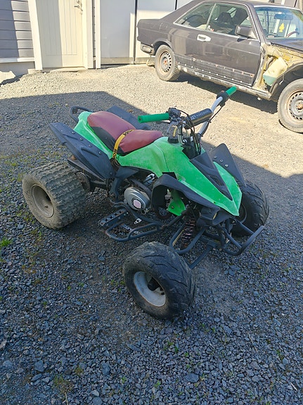 110cc puoliautomaatti mönkijä