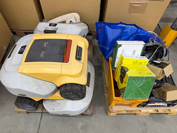 Robomow/Cub Cadet Robottiruohonleikkurit ja tarvikkeet lavalla