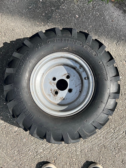 Avant 21x8.00-10 nastarenkaat vanteilla