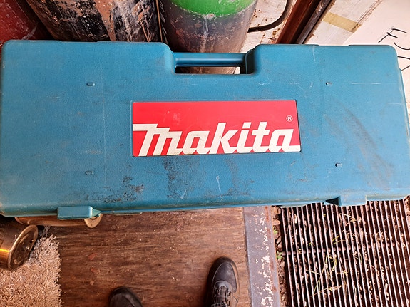 Makita JR3050T pistosaha salkulla