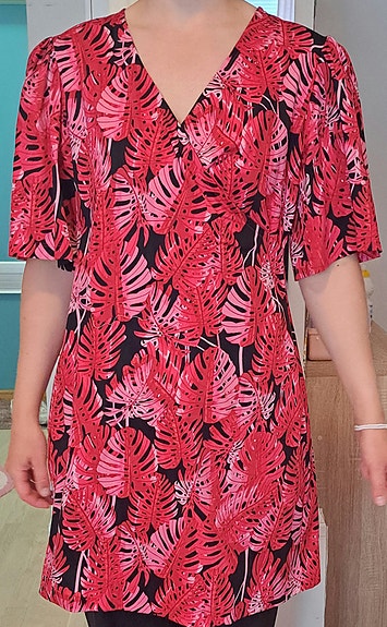 Puna/musta, kietaisutyylinen mekko.