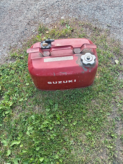 Suzuki polttoainetankki veneeseen punainen