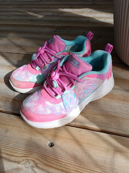 Sketchers vilkkuvat lenkkarit