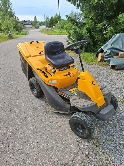 Cub Cadet LR1 Mr76 keräävä ja päältä ajettava ruohonleikkuri