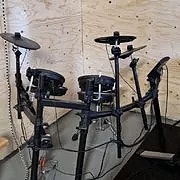Roland TD-1DMK sähkörummut ja Roland PM-100 vahvistin