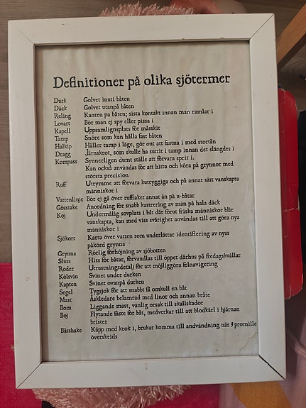 kehystetty taulu meriaiheisella ruotsinkielisellä  tekstillä