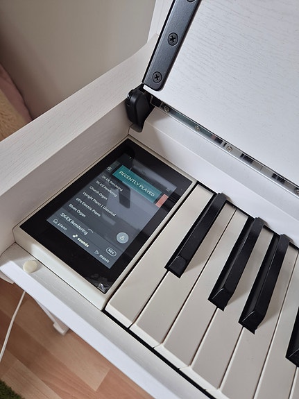 Kawai CA99 digitaalipiano + penkki Roland