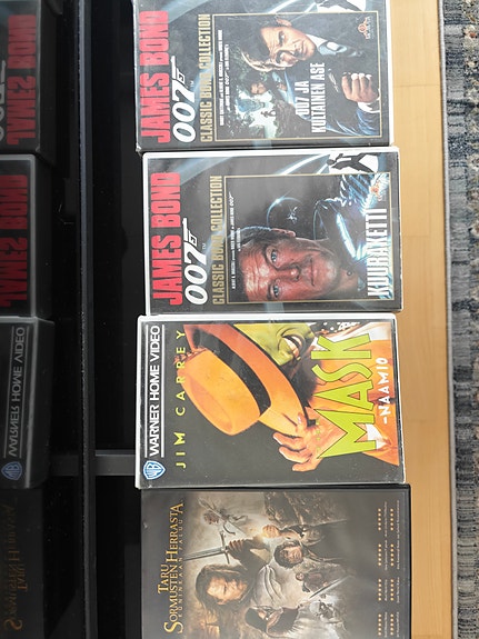 James Bond, The Mask, Batman, Dragon Ball Z, Hugo ja Disney VHS-kasetit