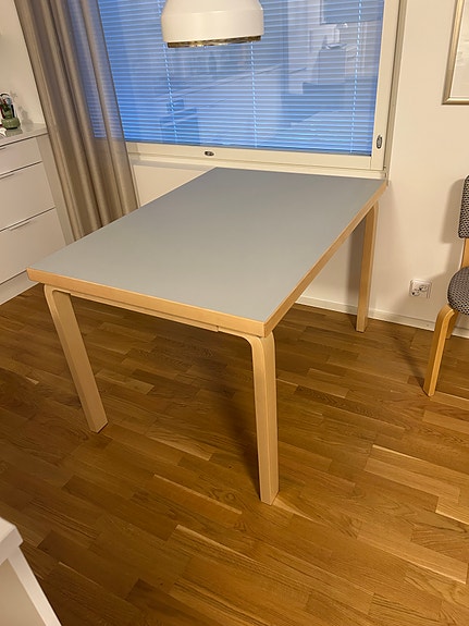 Artek Alvar Aalto ruokapöytä koivujalat harmaa kansi(linoleum).