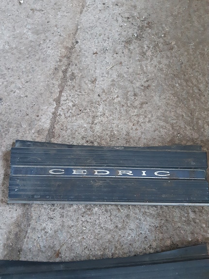 Nissan Cedric takaluukunmuovi