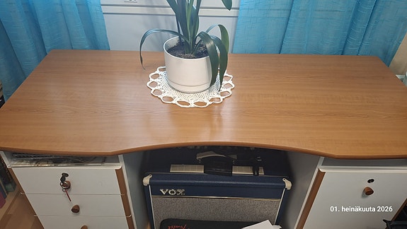 Kirjoituspöytä laatikostoilla valkoinen/puunvärinen