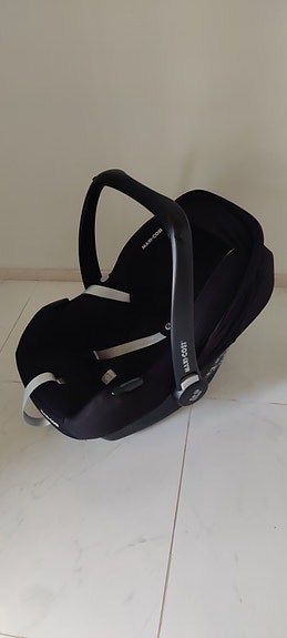 Maxi cosi cabriofix i-size base sekä telakka