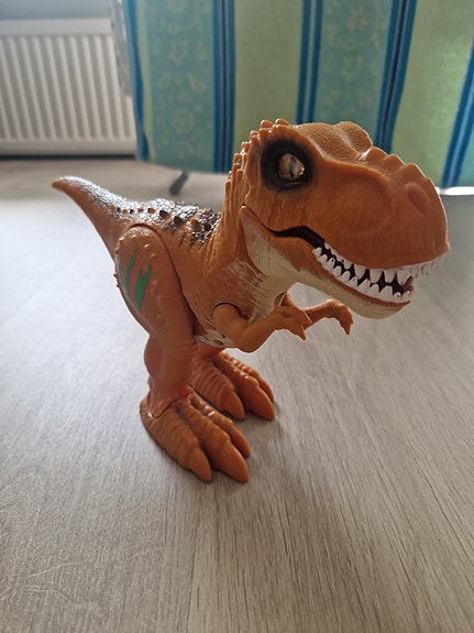 Liikkuva ja ääntelevä T-rex