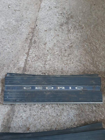 Nissan Cedric takaluukunmuovi