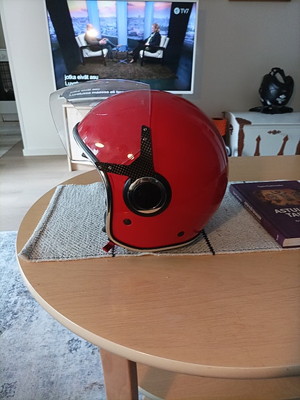 Punainen avokypärä visiirillä
