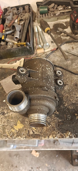 BMW f30  vesipumppu oem