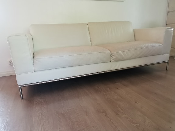 Myydään valkoinen nahkasohva
