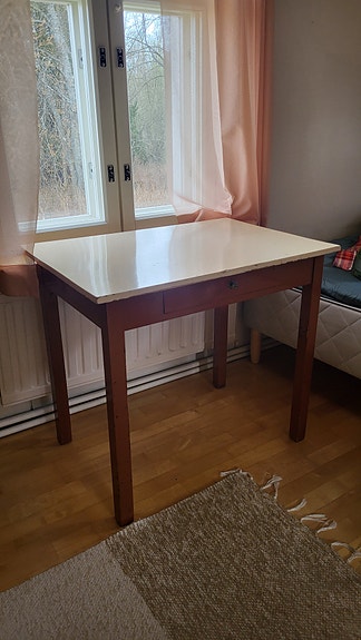 Puinen talonpoikaispöytä
