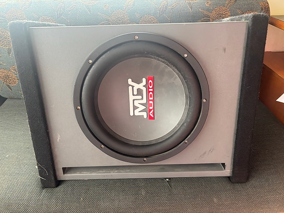 MTX Audio subwoofer kotelolla