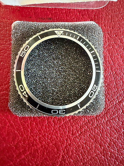 Omega kellon bezel-kehä musta
