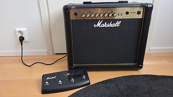 Marshall Mg30fx vahvistin ja pedl-90008 jalkakytkin