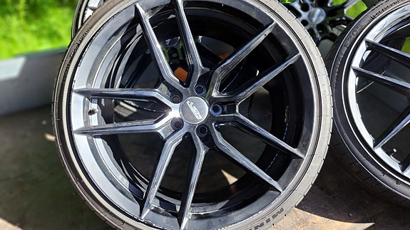 Kesärenkaat vanteilla 245/35 R20 mustat