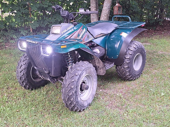 Polaris Magnum 425 vuodelta 1995, vähän ajettu 630 mailia eli 1013 km