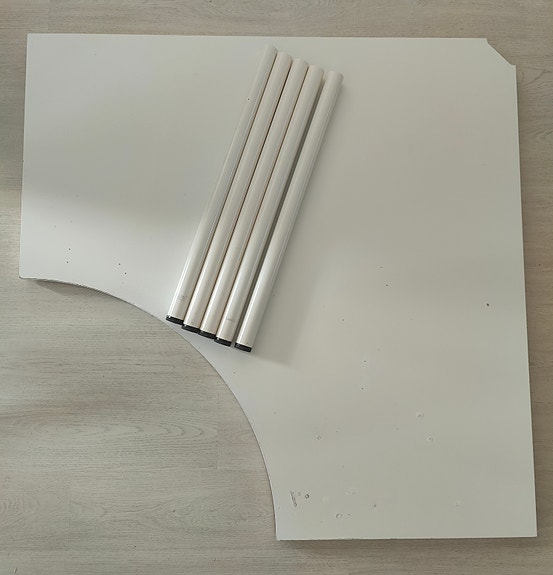 IKEA LINNMON kulmapöytä, valkoinen 120x120 + 5 ADILS metallijalkaa