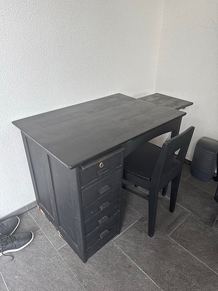 Puinen puusepän pöytä ja tuoli