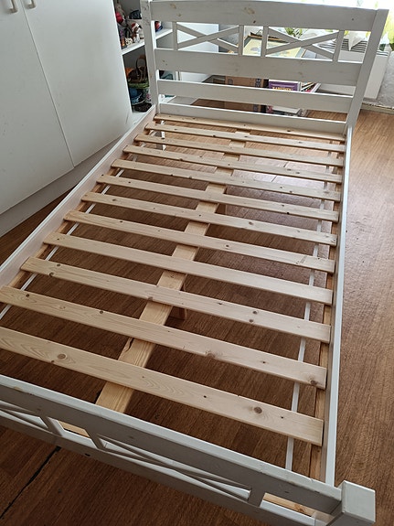 Valkoinen 120 cm puinen sänky sälepohjalla