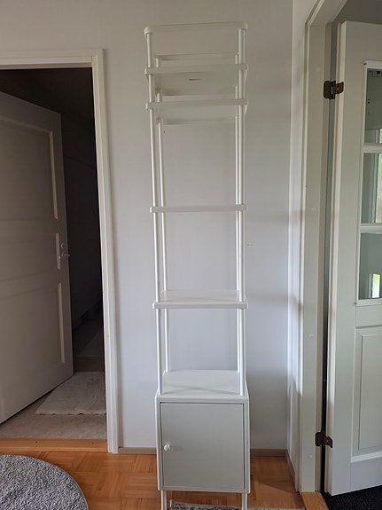 Valkoinen kapea hyllykaappi