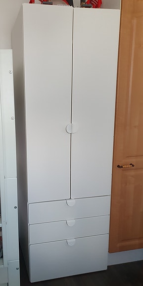 Lastenhuoneen vaatekaappi