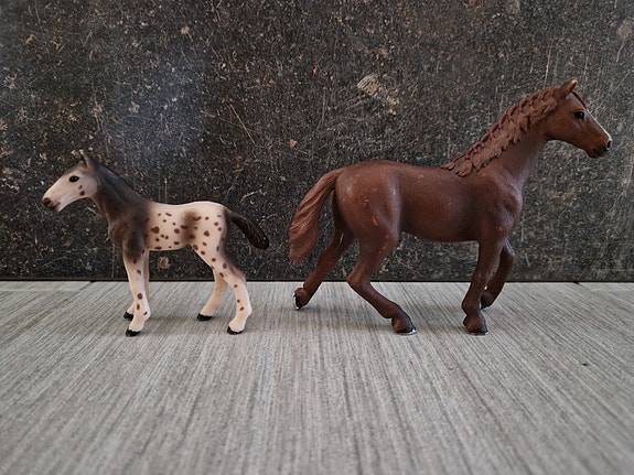 Schleich-hevonen ja varsa