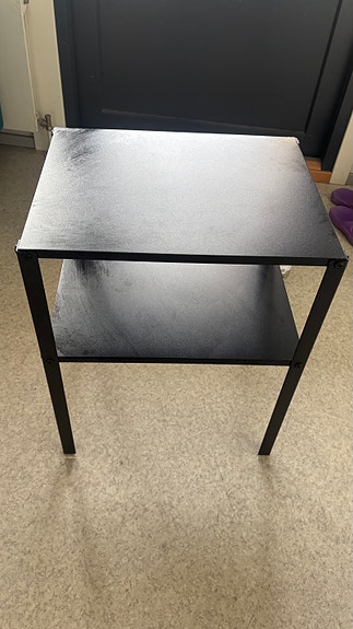 IKEA musta sivupöytä hyllyllä