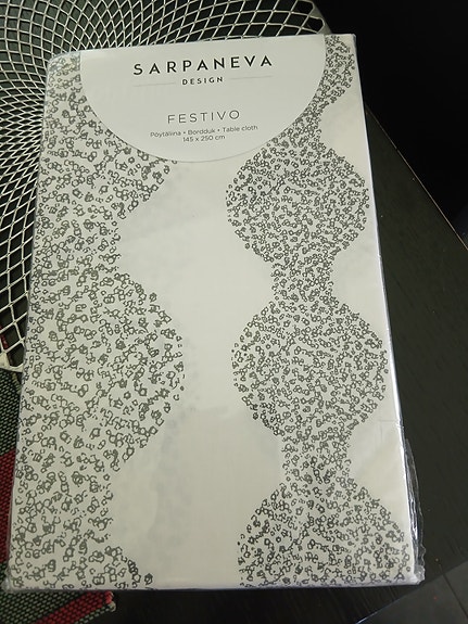 Uusi Sarpaneva Festivo pöytäliina 145 x 250