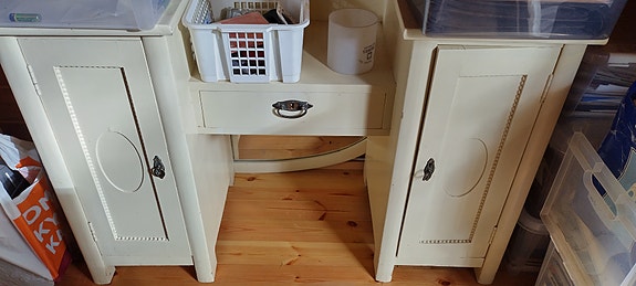 Vanha puinen kampauspöytä, seinälle kiinnitettävä peili